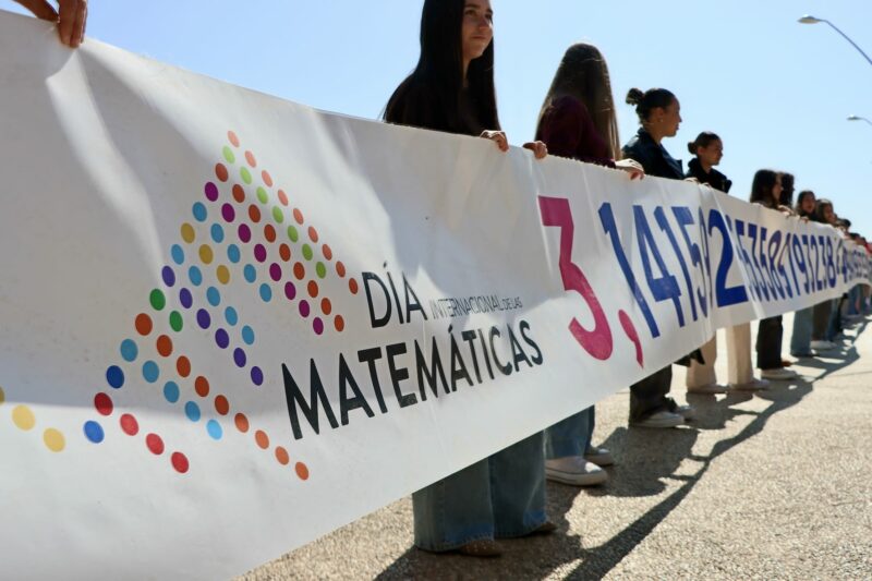 Cadena humana del número Pi en la Universidad de Almería.